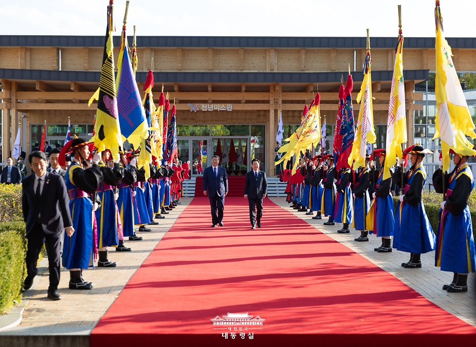 이재명 대통령과 시진핑 중국 국가주석이 1일 경북 경주시 경주박물관에서 함께 발걸음을 옮기고 있다. 