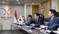 이재명 대통령이 1일 경북 경주시 경주화백컨벤션센터 APEC 정상회의장에서 프라보워 수비안토 인도네시아 대통령과 한-인도네시아 정상회담을 하고 있다.