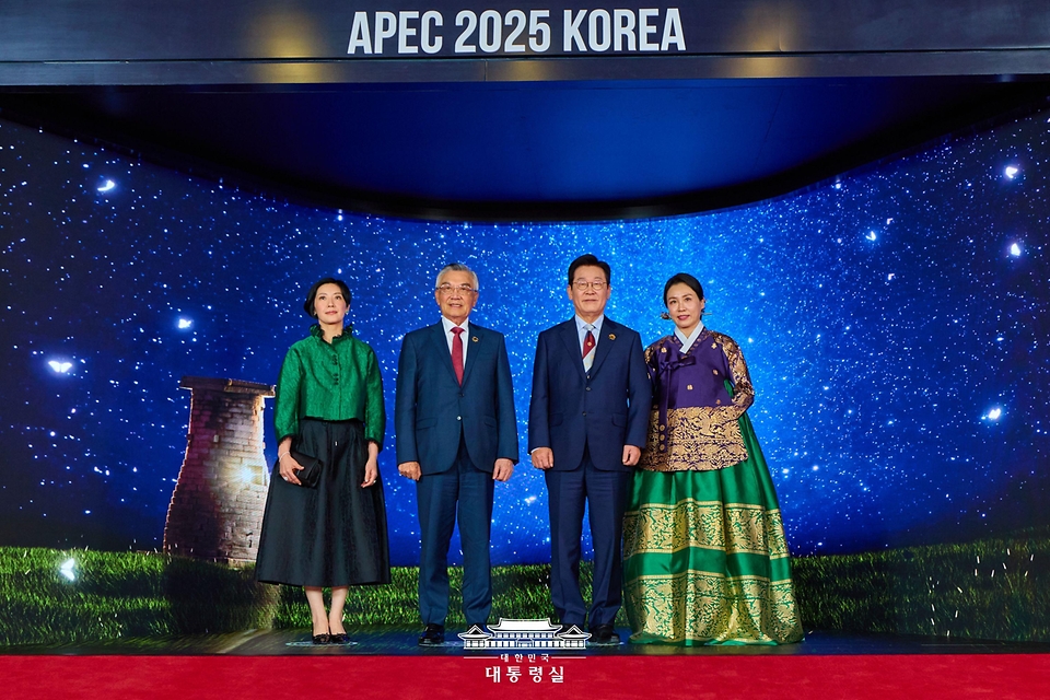 이재명 대통령과 김혜경 여사가 31일 경북 경주시 라한셀렉트호텔에서 열린 2025 아시아태평양경제협력체(APEC) 정상회의 만찬에서 린신이 대만 총통 선임고문과 딸 린원쉬안 여사와 기념촬영을 하고 있다.