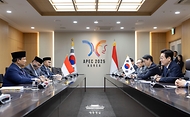이재명 대통령이 1일 경북 경주시 경주화백컨벤션센터 APEC 정상회의장에서 프라보워 수비안토 인도네시아 대통령과 한-인도네시아 정상회담을 하고 있다.