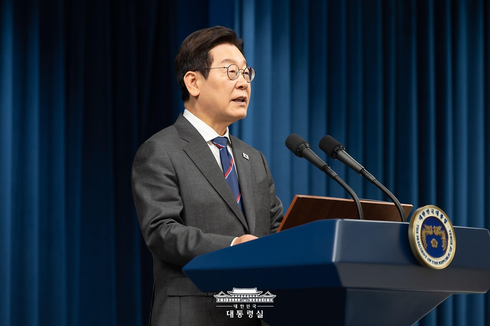 이재명 대통령이 2일 서울 용산 대통령실 청사에서 공동언론발표를 하고 있다.