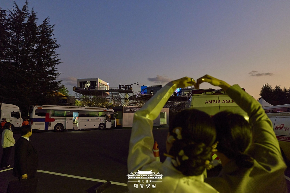 김혜경 여사가 1일 경북 경주시 경주화백컨벤션센터(HICO) 인근 2025 아시아태평양경제협력체(APEC) 응급의료 행정본부를 격려 방문하고 있다.