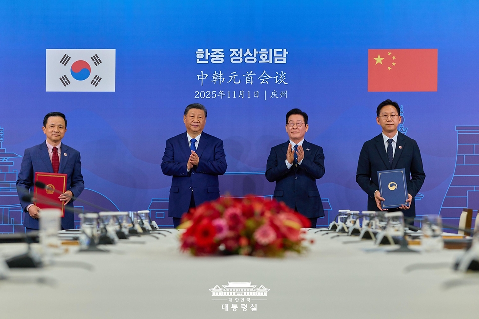 배경훈 과학기술정보통신부 장관과 다이빙 주한중국 대사가 1일 경북 경주박물관에서 이재명 대통령과 시진핑 중국 국가주석이 참석한 가운데 '혁신창업 파트너십 프로그램 공동추진' 양해각서를 체결하고 있다.