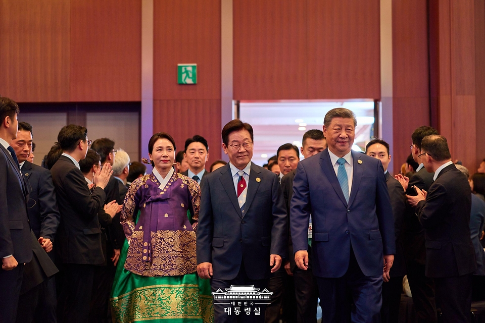 이재명 대통령이 31일 경북 경주시 라한셀렉트호텔에서 열린 2025 아시아태평양경제협력체(APEC) 정상회의 환영 만찬에서 시진핑 중국 국가주석과 입장하고 있다.