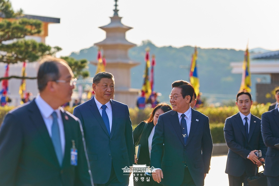이재명 대통령과 시진핑 중국 국가주석이 1일 경북 경주시 경주박물관에서 함께 이동하고 있다. 