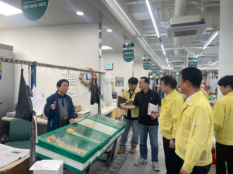 김용균 행정안전부 안전예방정책실장이 22일 전남 담양군 담양시장을 방문하여 전기, 가스 및 화재안전 관리실태를 점검하고 있다.