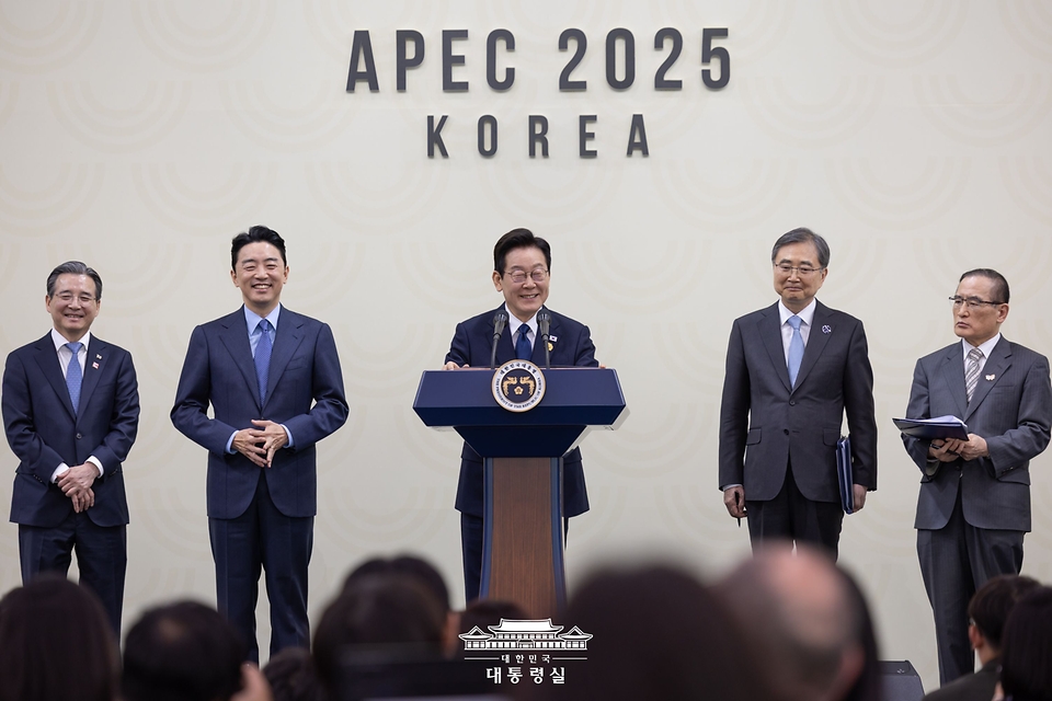 이재명 대통령이 2025 아시아태평양경제협력체(APEC) 정상회의 폐막일인 1일 오후 경북 경주화백컨벤션센터(HICO) 인근 국제미디어센터(IMC)에서 기자회견을 하고 있다.