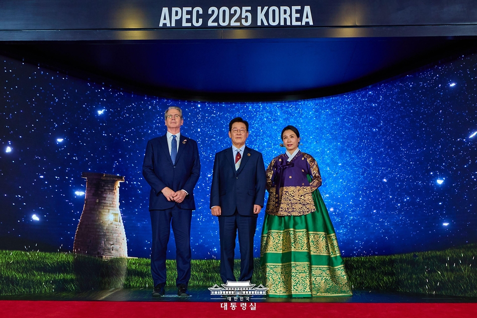 이재명 대통령과 김혜경 여사가 31일 경북 경주시 라한셀렉트호텔에서 열린 2025 아시아태평양경제협력체(APEC) 정상회의 만찬에서 스콧 베선트 미국 재무장관과 기념촬영을 하고 있다.