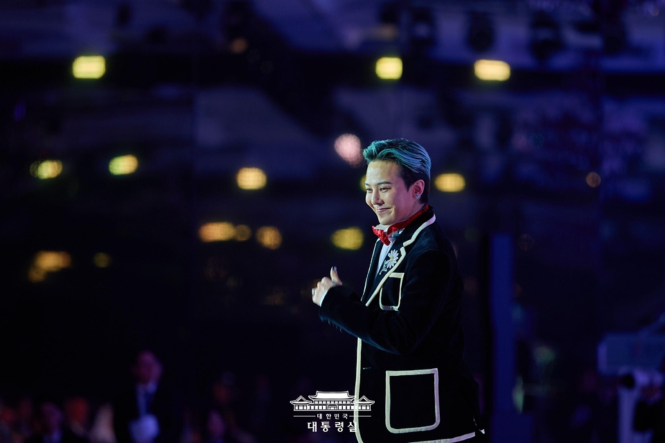 가수 지드래곤이 31일 경북 경주시 라한셀렉트호텔에서 열린 2025 아시아태평양경제협력체(APEC) 정상회의 환영 만찬에서 공연을 펼치고 있다.