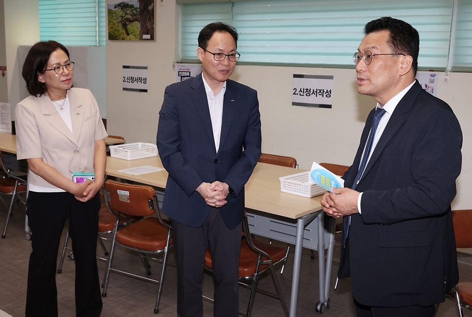 한순기 행정안전부 지방재정경제실장이 16일 오전 민생회복 소비쿠폰 1차 지급을 앞두고 대구광역시 산격4동 행정복지센터를 방문해 소비쿠폰 관련 행정복지센터 준비상황을 점검하고 있다.