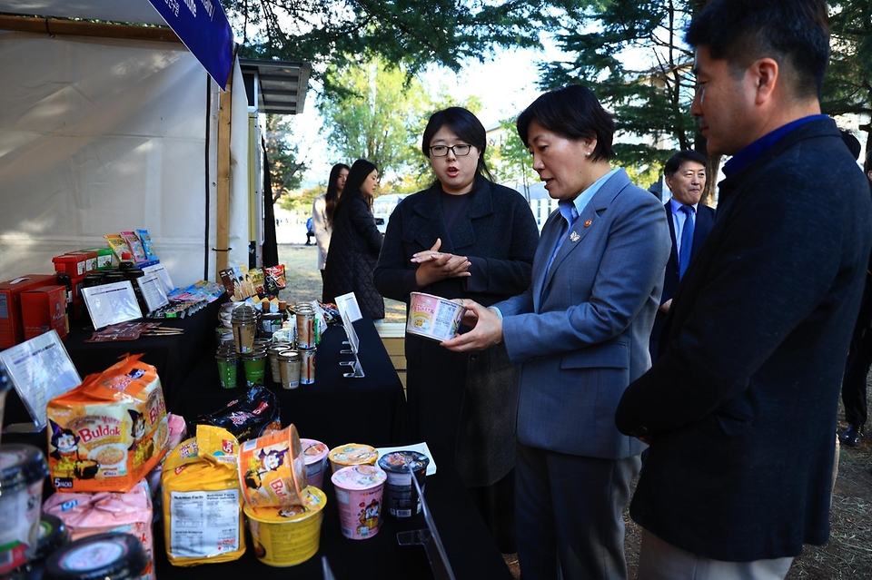 송미령 농림축산식품부 장관은 2025.10.31. APEC  '케이(K)-푸드 스테이션'을 방문하였습니다.