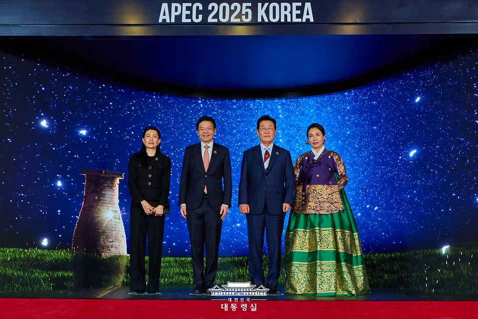 이재명 대통령과 김혜경 여사가 31일 경북 경주시 라한셀렉트호텔에서 열린 2025 아시아태평양경제협력체(APEC) 정상회의 만찬에서 로런스 웡 싱가포르 총리와 루츠 루이 여사와 기념촬영을 하고 있다.