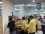 김용균 행정안전부 안전예방정책실장이 22일 전남 담양군 담양시장을 방문하여 전기, 가스 및 화재안전 관리실태를 점검하고 있다.