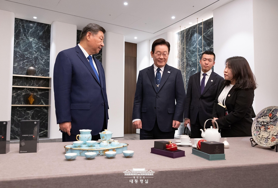 이재명 대통령과 시진핑 중국 국가주석이 1일 경북 경주시 소노캄 그랜드볼룸에서 한중 국빈만찬에 앞서 선물을 교환하고 있다.