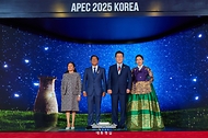 이재명 대통령과 김혜경 여사가 31일 경북 경주시 라한셀렉트호텔에서 열린 2025 아시아태평양경제협력체(APEC) 정상회의 만찬에서 페르디난드 마르코스 필리핀 대통령과 루이즈 아라네타 여사와 기념촬영을 하고 있다.