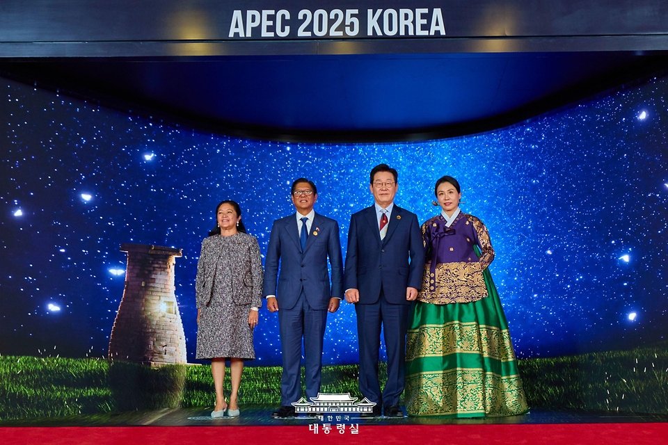 이재명 대통령과 김혜경 여사가 31일 경북 경주시 라한셀렉트호텔에서 열린 2025 아시아태평양경제협력체(APEC) 정상회의 만찬에서 페르디난드 마르코스 필리핀 대통령과 루이즈 아라네타 여사와 기념촬영을 하고 있다.