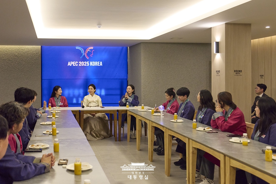 김혜경 여사가 1일 2025 아시아태평양경제협력체(APEC) 자원봉사자 숙소인 경북 경주시 하운드호텔을 찾아 봉사자들을 격려하고 있다.