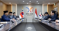 이재명 대통령이 1일 경북 경주시 경주화백컨벤션센터 APEC 정상회의장에서 프라보워 수비안토 인도네시아 대통령과 한-인도네시아 정상회담을 하고 있다.
