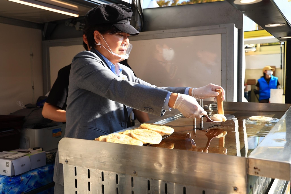 송미령 농림축산식품부 장관은 2025.10.31. APEC  '케이(K)-푸드 스테이션'을 방문하였습니다.