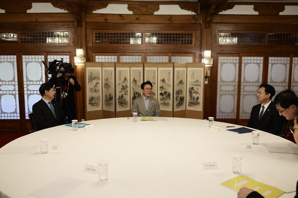 김민석 국무총리가 2일 삼청동 총리서울공관에서 열린 제2회 3+알파(α) 회의를 주재하고 있다.