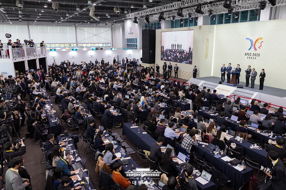 이재명 대통령이 2025 아시아태평양경제협력체(APEC) 정상회의 폐막일인 1일 오후 경북 경주화백컨벤션센터(HICO) 인근 국제미디어센터(IMC)에서 기자회견을 하고 있다.