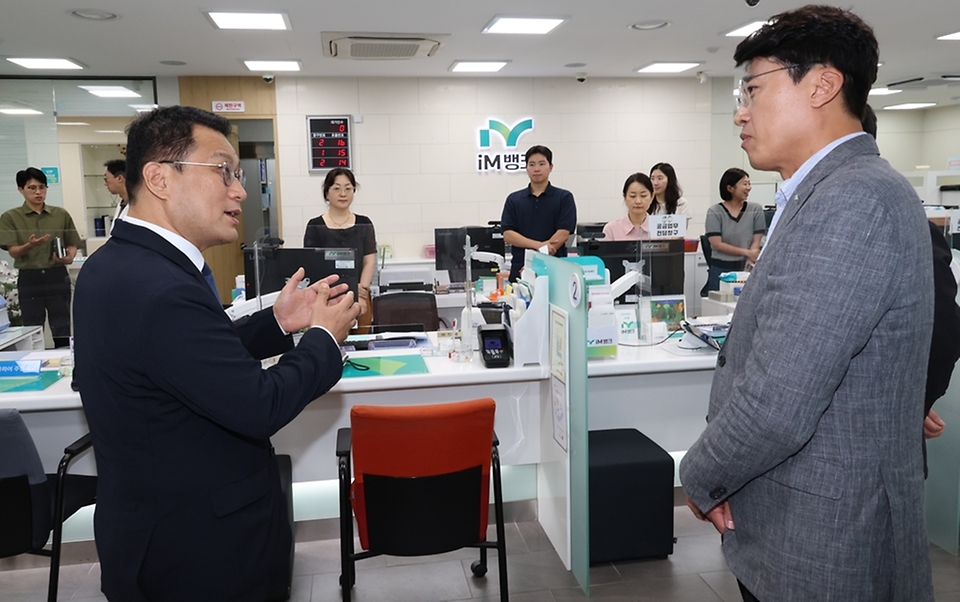 한순기 행정안전부 지방재정경제실장이 16일 오전 민생회복 소비쿠폰 1차 지급을 앞두고 대구광역시 iM뱅크 산격청사점을 방문해 소비쿠폰 지급 준비상황 점검하고 있다.