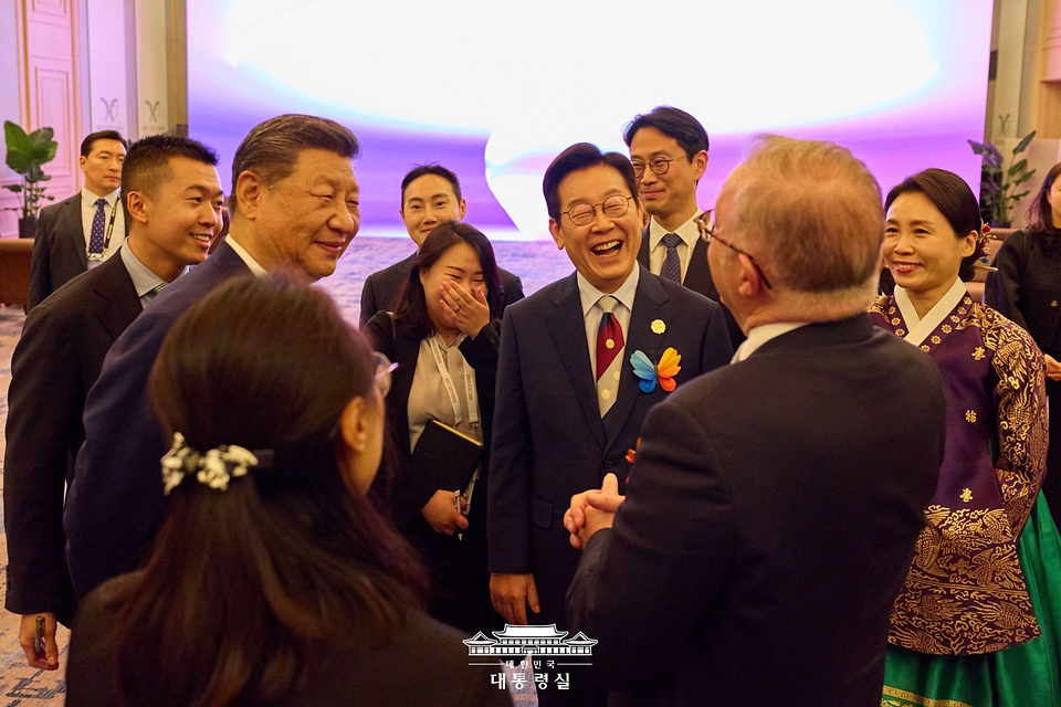 이재명 대통령이 31일 경북 경주시 라한셀렉트호텔에서 열린 2025 아시아태평양경제협력체(APEC) 정상회의 환영 만찬에서 시진핑 중국 국가주석과 대화를 하고 있다.