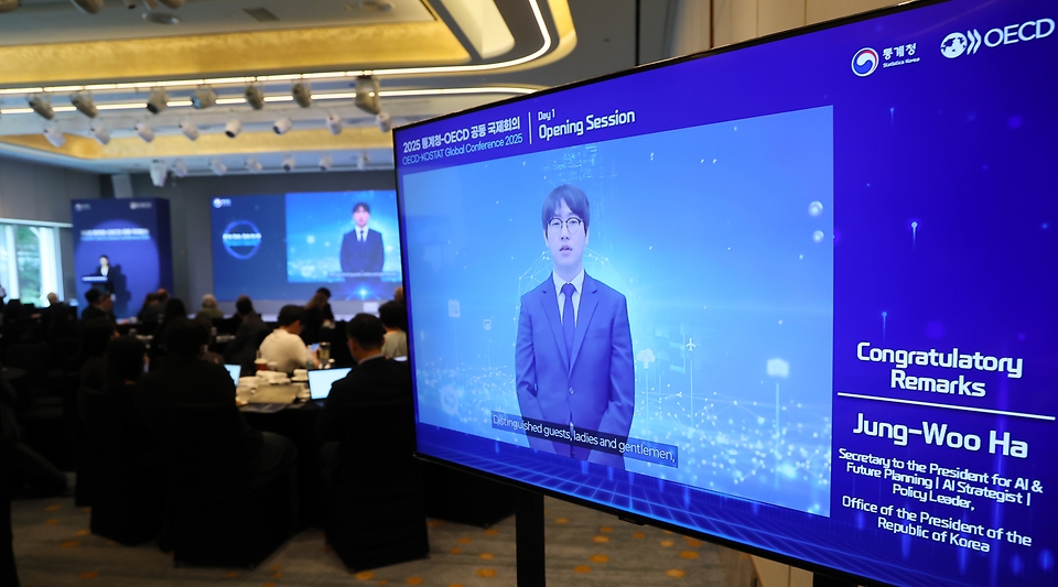 통계청은 9일 서울에서 경제협력개발기구(OECD)와 공동으로 '인공지능(AI)으로 만들어가는 국가통계의 미래'를 주제로 국제회의를 개최했다. 이번 회의에는 유엔(UN) 등과 학계·민간 고위급 전문가 100여명이 참석해 국가 통계 분야에서 AI의 다양한 잠재력과 통계청의 역할을 논의했다.
