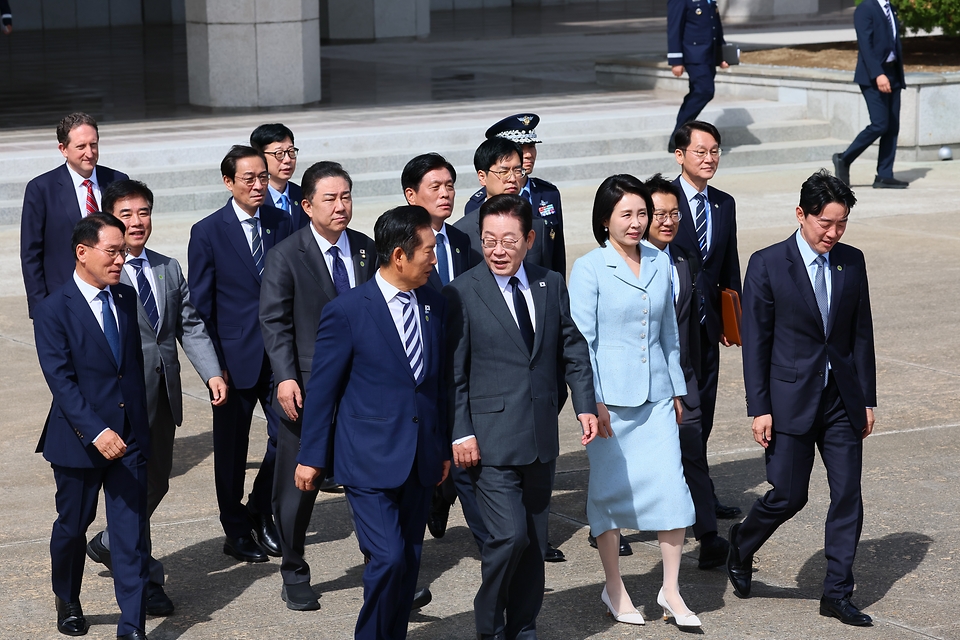 이재명 대통령과 부인 김혜경 여사가 22일 경기 성남 서울공항에서 공군 1호기에 탑승하고 있다. 이 대통령은 유엔총회 참석하기 위해 미국 뉴욕으로 출국해 한국 정상 최초로 안전보장이사회 공개 토의를 주재한다.