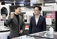 김정관 산업통상부 장관은 2025. 11. 3.(월) 14:30 '희망이 되는 소비, 함께 성장하는 경제' 비전 아래 진행 중인 코리아 그랜드 페스티벌 홍보를 위하여 롯데마트 제타플렉스 서울역점을 방문해 으뜸효율 가전 할인행사가 한창인 가전매장으로 이동하여 TV·냉장고·세탁기 등 판촉 현장을 둘러보고 있다.