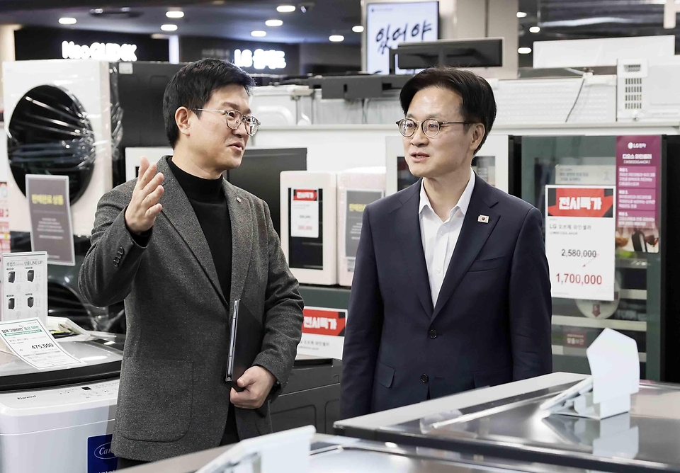 김정관 산업통상부 장관은 2025. 11. 3.(월) 14:30 '희망이 되는 소비, 함께 성장하는 경제' 비전 아래 진행 중인 코리아 그랜드 페스티벌 홍보를 위하여 롯데마트 제타플렉스 서울역점을 방문해 으뜸효율 가전 할인행사가 한창인 가전매장으로 이동하여 TV·냉장고·세탁기 등 판촉 현장을 둘러보고 있다.