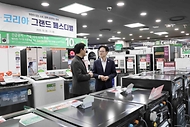김정관 산업통상부 장관은 2025. 11. 3.(월) 14:30 '희망이 되는 소비, 함께 성장하는 경제' 비전 아래 진행 중인 코리아 그랜드 페스티벌 홍보를 위하여 롯데마트 제타플렉스 서울역점을 방문해 으뜸효율 가전 할인행사가 한창인 가전매장으로 이동하여 TV·냉장고·세탁기 등 판촉 현장을 둘러보고 있다.