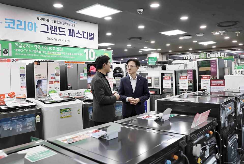 김정관 산업통상부 장관은 2025. 11. 3.(월) 14:30 '희망이 되는 소비, 함께 성장하는 경제' 비전 아래 진행 중인 코리아 그랜드 페스티벌 홍보를 위하여 롯데마트 제타플렉스 서울역점을 방문해 으뜸효율 가전 할인행사가 한창인 가전매장으로 이동하여 TV·냉장고·세탁기 등 판촉 현장을 둘러보고 있다.