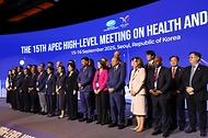 아시아태평양경제협력체(APEC)의 보건 장관과 국제기구 고위급 인사들이 한국에 모여 주요 보건 분야 과제를 논의하는 제15차 APEC 보건과경제고위급회의(HLMHE)가 15일부터 이틀간 서울 신라호텔에서 열렸다. 21개 회원경제 장·차관 등 고위급 인사, 세계보건기구 서태평양사무처(WHO WPRO), 경제협력개발기구(OECD), 아시아 개발은행(ADB) 등 국제기구 인사와 기업인 등 480여명이 참석했다.