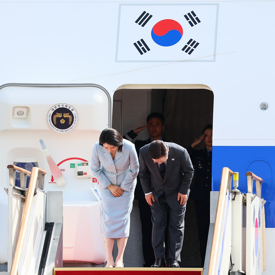 이재명 대통령과 부인 김혜경 여사가 22일 경기 성남 서울공항에서 공군 1호기에 탑승하고 있다. 이 대통령은 유엔총회 참석하기 위해 미국 뉴욕으로 출국해 한국 정상 최초로 안전보장이사회 공개 토의를 주재한다.