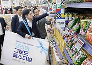 김정관 산업통상부 장관은 2025. 11. 3.(월) 14:30 '희망이 되는 소비, 함께 성장하는 경제' 비전 아래 진행 중인 코리아 그랜드 페스티벌 홍보를 위하여 롯데마트 제타플렉스 서울역점을 방문해 한국 과자·김·라면 등을 판매하는 외국인특화존에 들러 K-푸드의 열풍을 직접 체험하고 있다.