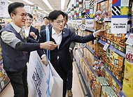 김정관 산업통상부 장관은 2025. 11. 3.(월) 14:30 '희망이 되는 소비, 함께 성장하는 경제' 비전 아래 진행 중인 코리아 그랜드 페스티벌 홍보를 위하여 롯데마트 제타플렉스 서울역점을 방문해 한국 과자·김·라면 등을 판매하는 외국인특화존에 들러 K-푸드의 열풍을 직접 체험하고 있다.