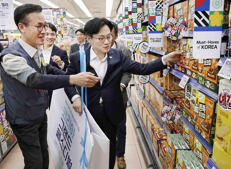 김정관 산업통상부 장관은 2025. 11. 3.(월) 14:30 '희망이 되는 소비, 함께 성장하는 경제' 비전 아래 진행 중인 코리아 그랜드 페스티벌 홍보를 위하여 롯데마트 제타플렉스 서울역점을 방문해 한국 과자·김·라면 등을 판매하는 외국인특화존에 들러 K-푸드의 열풍을 직접 체험하고 있다.