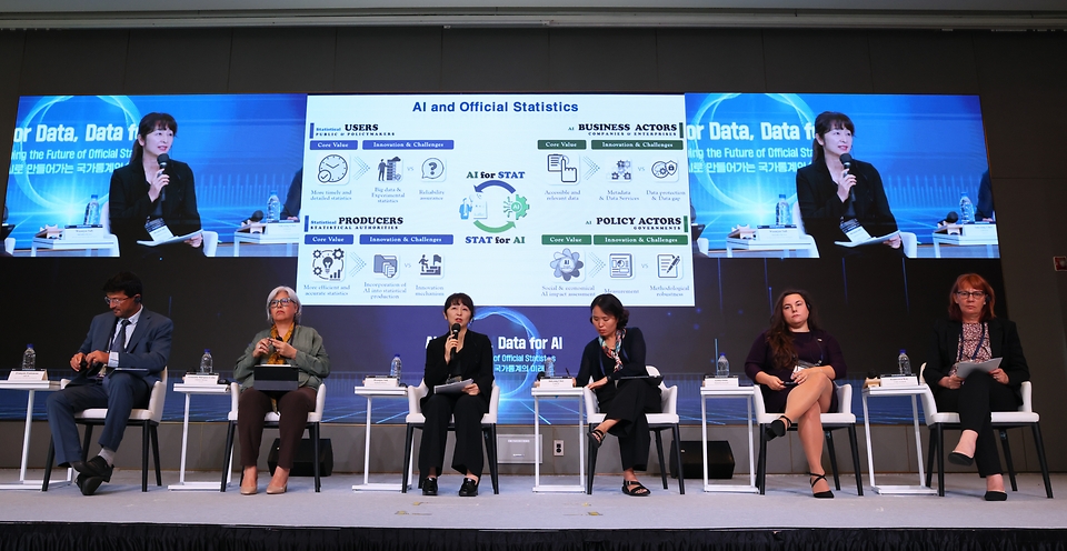 통계청은 9일 서울에서 경제협력개발기구(OECD)와 공동으로 '인공지능(AI)으로 만들어가는 국가통계의 미래'를 주제로 국제회의를 개최했다. 이번 회의에는 유엔(UN) 등과 학계·민간 고위급 전문가 100여명이 참석해 국가 통계 분야에서 AI의 다양한 잠재력과 통계청의 역할을 논의했다.