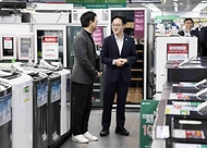 김정관 산업통상부 장관은 2025. 11. 3.(월) 14:30 '희망이 되는 소비, 함께 성장하는 경제' 비전 아래 진행 중인 코리아 그랜드 페스티벌 홍보를 위하여 롯데마트 제타플렉스 서울역점을 방문해 으뜸효율 가전 할인행사가 한창인 가전매장으로 이동하여 TV·냉장고·세탁기 등 판촉 현장을 둘러보고 있다.
