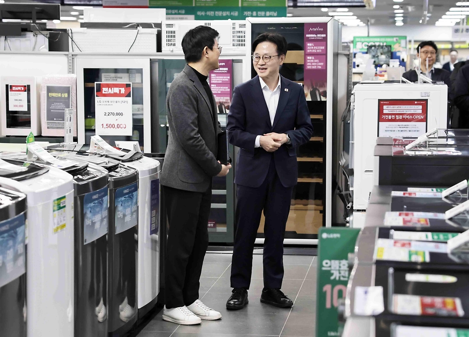 김정관 산업통상부 장관은 2025. 11. 3.(월) 14:30 '희망이 되는 소비, 함께 성장하는 경제' 비전 아래 진행 중인 코리아 그랜드 페스티벌 홍보를 위하여 롯데마트 제타플렉스 서울역점을 방문해 으뜸효율 가전 할인행사가 한창인 가전매장으로 이동하여 TV·냉장고·세탁기 등 판촉 현장을 둘러보고 있다.