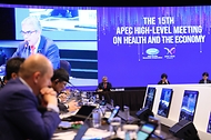 아시아태평양경제협력체(APEC)의 보건 장관과 국제기구 고위급 인사들이 한국에 모여 주요 보건 분야 과제를 논의하는 제15차 APEC 보건과경제고위급회의(HLMHE)가 15일부터 이틀간 서울 신라호텔에서 열렸다. 21개 회원경제 장·차관 등 고위급 인사, 세계보건기구 서태평양사무처(WHO WPRO), 경제협력개발기구(OECD), 아시아 개발은행(ADB) 등 국제기구 인사와 기업인 등 480여명이 참석했다.
