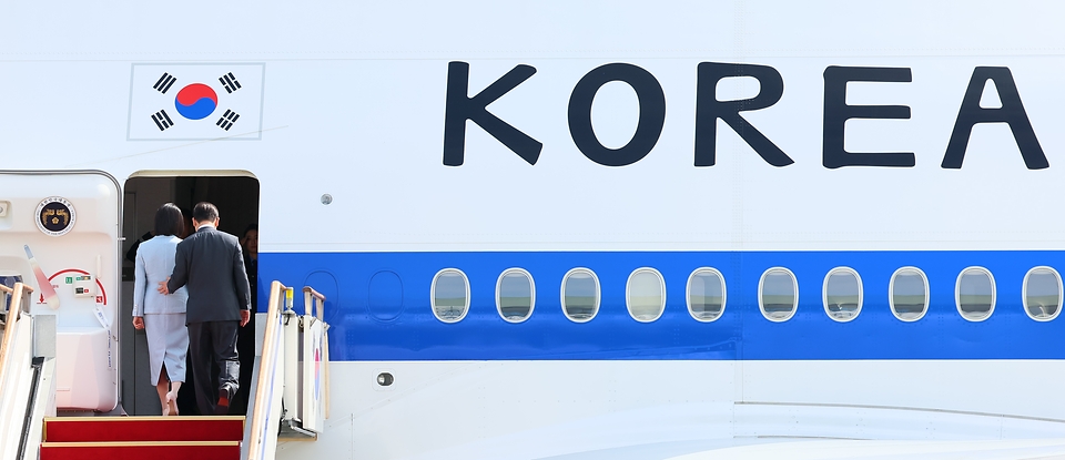 이재명 대통령과 부인 김혜경 여사가 22일 경기 성남 서울공항에서 공군 1호기에 탑승하고 있다. 이 대통령은 유엔총회 참석하기 위해 미국 뉴욕으로 출국해 한국 정상 최초로 안전보장이사회 공개 토의를 주재한다.