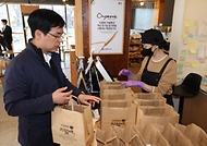 김민재 행정안전부 차관이 3일 오전 경북 안동시의 한 상점을 방문하여 '코리아 그랜드 페스티벌'과 관련해 지역 소상공인을 격려하고 지역 상품을 구매하고 있다.