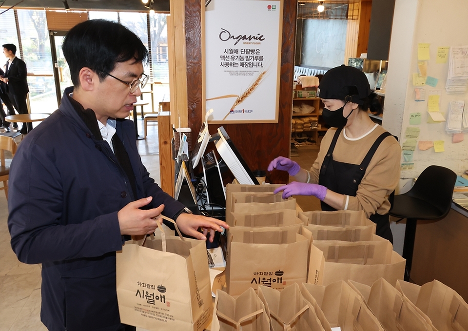 김민재 행정안전부 차관이 3일 오전 경북 안동시의 한 상점을 방문하여 '코리아 그랜드 페스티벌'과 관련해 지역 소상공인을 격려하고 지역 상품을 구매하고 있다.