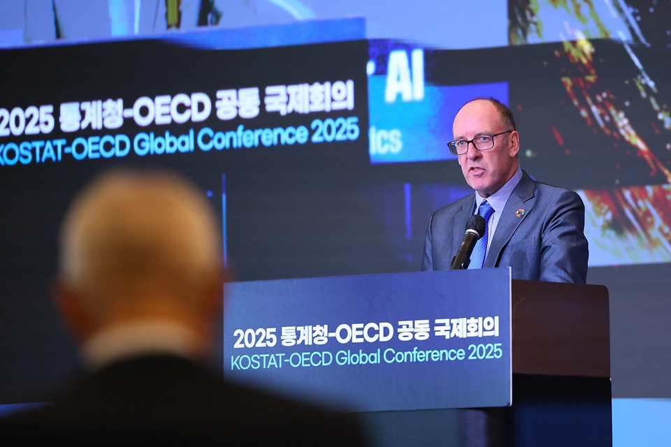 통계청은 9일 서울에서 경제협력개발기구(OECD)와 공동으로 '인공지능(AI)으로 만들어가는 국가통계의 미래'를 주제로 국제회의를 개최했다. 이번 회의에는 유엔(UN) 등과 학계·민간 고위급 전문가 100여명이 참석해 국가 통계 분야에서 AI의 다양한 잠재력과 통계청의 역할을 논의했다.