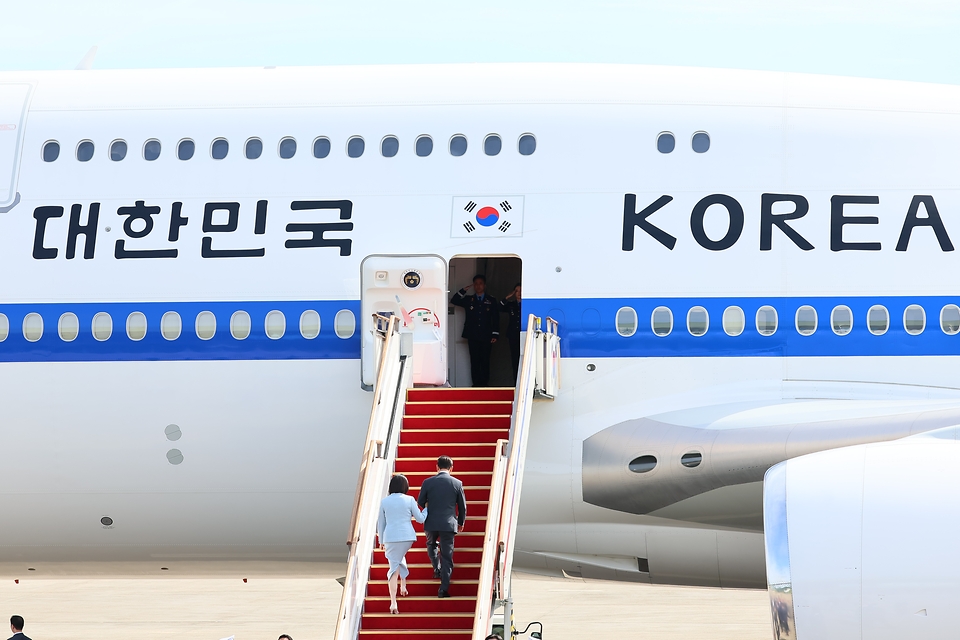 이재명 대통령과 부인 김혜경 여사가 22일 경기 성남 서울공항에서 공군 1호기에 탑승하고 있다. 이 대통령은 유엔총회 참석하기 위해 미국 뉴욕으로 출국해 한국 정상 최초로 안전보장이사회 공개 토의를 주재한다.