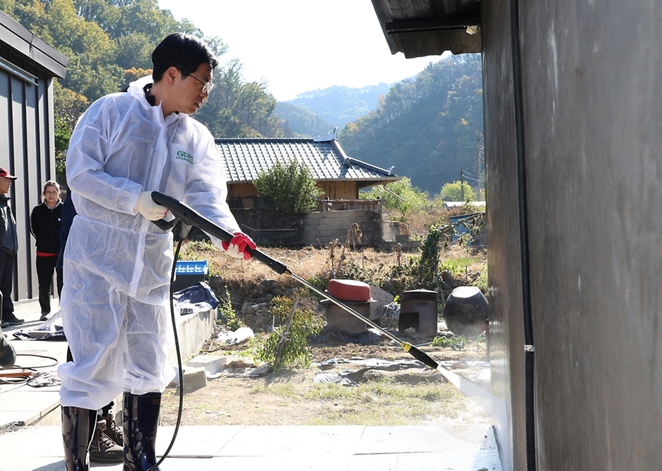 김민재 행정안전부 차관이 3일 오전 경북 안동시 길안면 산불피해 농가를 방문해 지역청년공동체 청년들과 함께 피해 농가 복구활동에 참여하고 있다.
