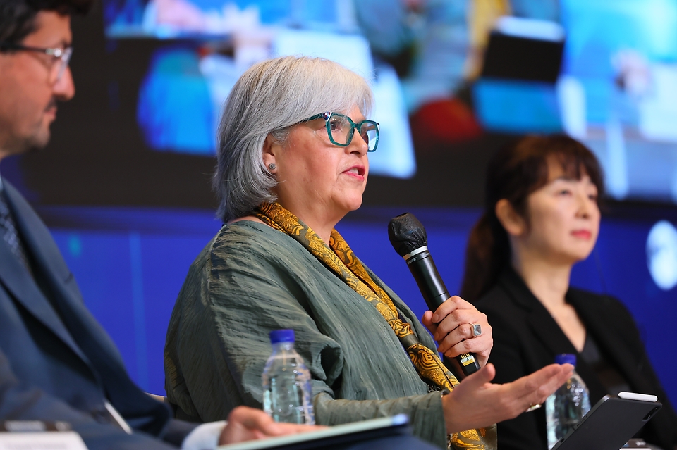 통계청은 9일 서울에서 경제협력개발기구(OECD)와 공동으로 '인공지능(AI)으로 만들어가는 국가통계의 미래'를 주제로 국제회의를 개최했다. 이번 회의에는 유엔(UN) 등과 학계·민간 고위급 전문가 100여명이 참석해 국가 통계 분야에서 AI의 다양한 잠재력과 통계청의 역할을 논의했다.