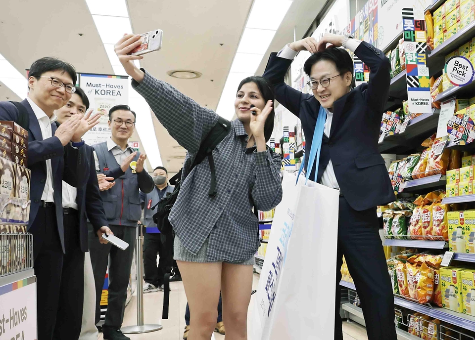 김정관 산업통상부 장관은 2025. 11. 3.(월) 14:30 '희망이 되는 소비, 함께 성장하는 경제' 비전 아래 진행 중인 코리아 그랜드 페스티벌 홍보를 위하여 롯데마트 제타플렉스 서울역점을 방문해 외국인특화존에서 유튜버 '프나르'의 K-푸드 홍보영상 촬영에 깜짝 출연하여 K-푸드의 매력을 선보이고 있다.